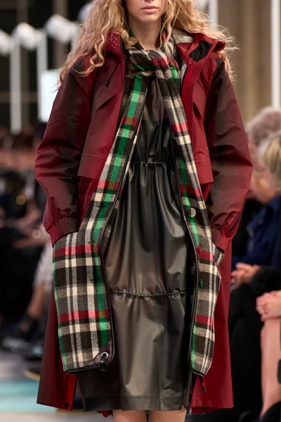 Look 16